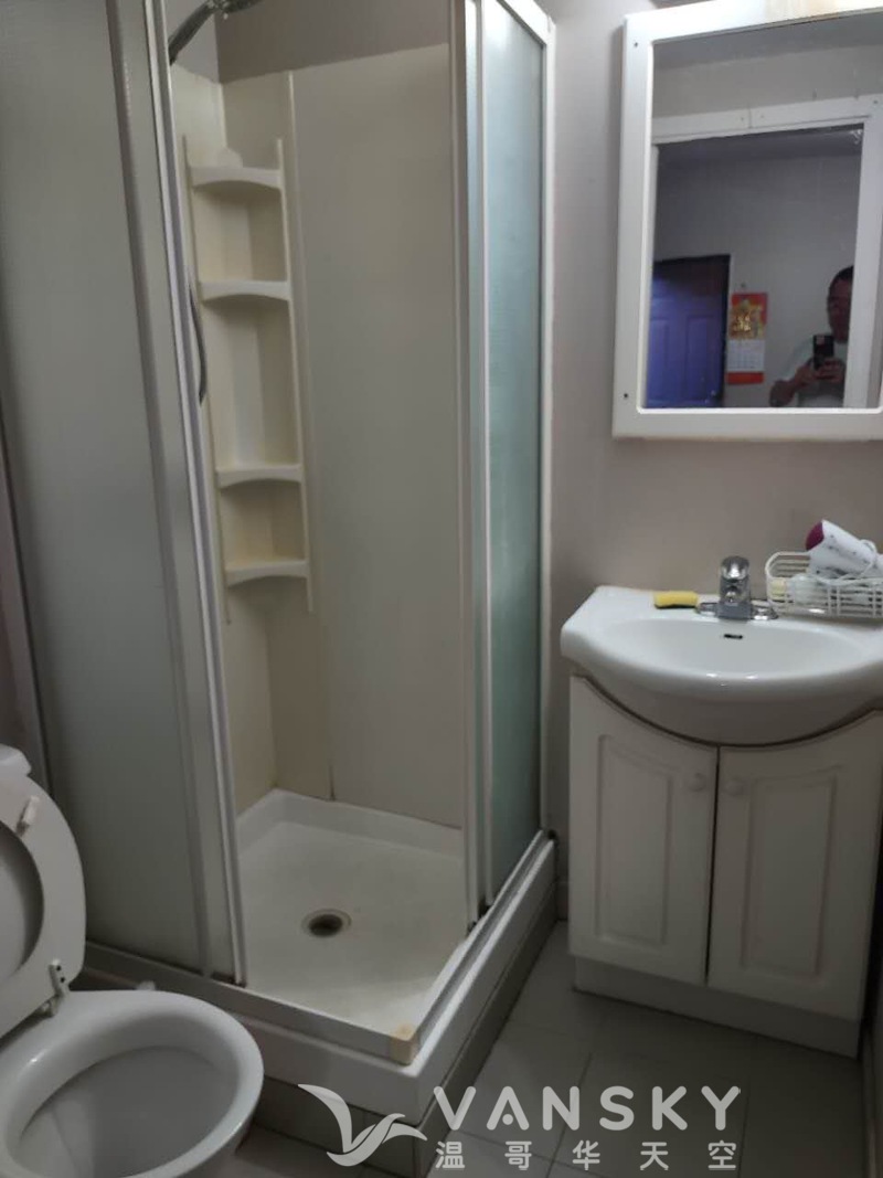 温东近Broadway sky train 后巷车库房